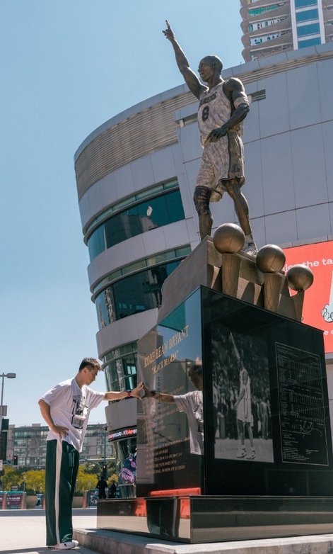 赵继伟社媒晒赴美动态：感想最多的就是到科比雕像前