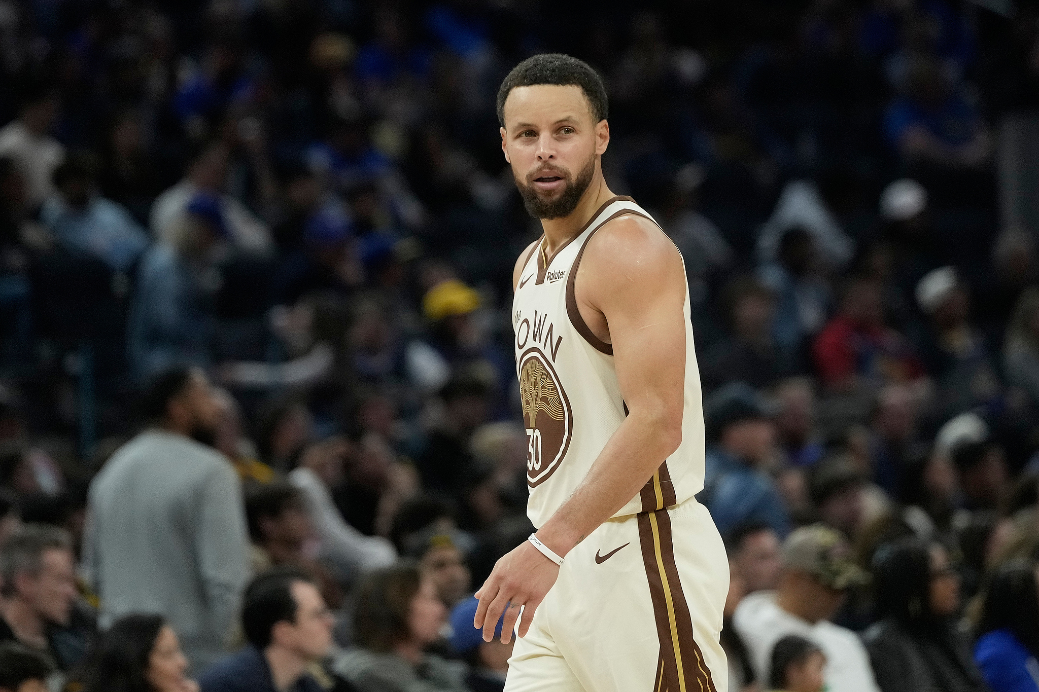 库里接受核磁共振检查 10天后复查至少再缺席5场